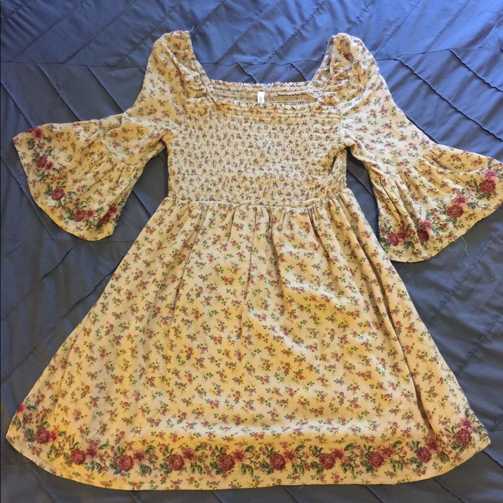 Small mini dress with bell like half sleeves